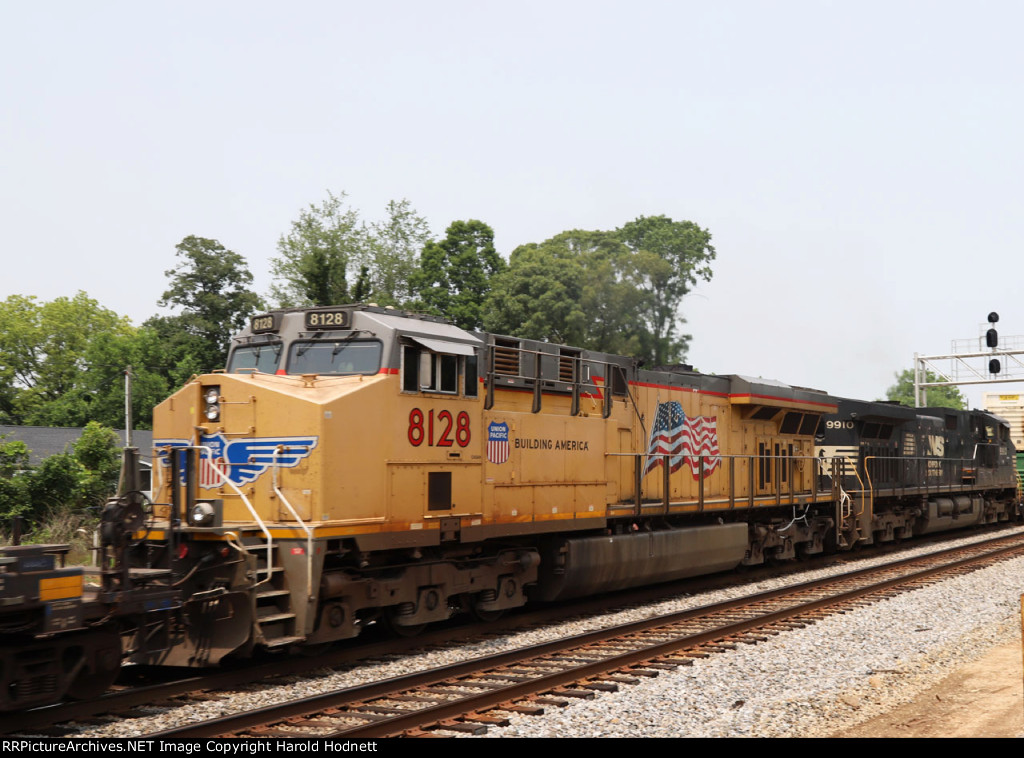 UP 8128 working as DPU on NS train 28R